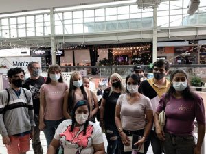 Fotografía de alumnos del programa Resilientes participando en la feria de universidades CAMPUS U