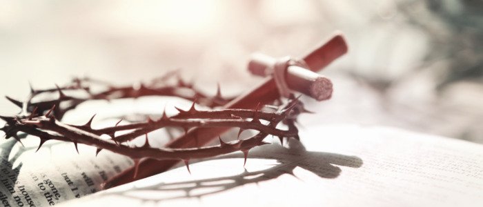 Imagen con una corona de espinas y una cruz de madera que recuerda la crucifixión de Jesucristo.