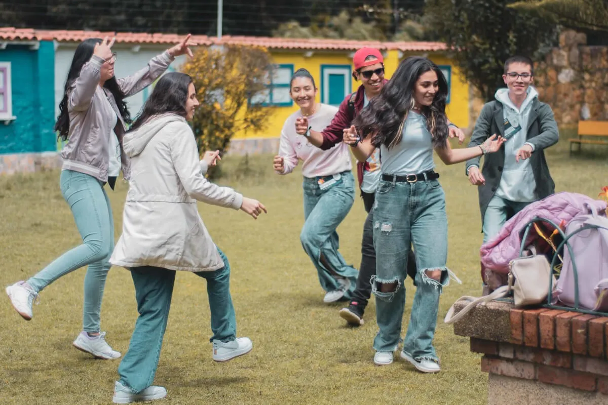 Fotografía de seis estudiantes del Cibercolegio jugando al aire libre.
