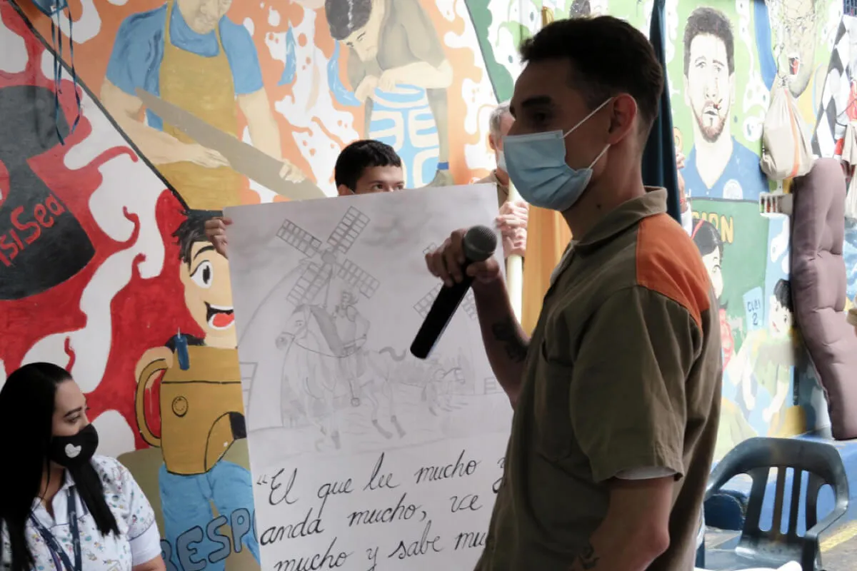 Estudiante de educación contratada del Cibercolegio UCN en la celebración del día del idioma.