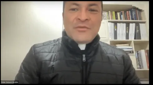 Imagen del rector del Cibercolegio UCN, Pbro. Eduin Alberto Salazar Giraldo, cuando se disponia a brindar a unas palabras a las familias en la segunda entrega de informes académicos del año 2022.