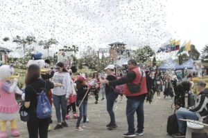 Familias que ingresan al campus de la UCN en el festival de cometas 2022. 
