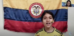 Estudiante del Cibercolegio participando del acto cívico por motivo del 7 de agosto