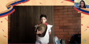 Estudiante del Cibercolegio participando del acto cívico por motivo del 7 de agosto