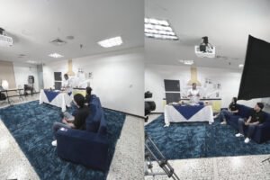 Docente orientando catedra de la felicidad y el buen vivir