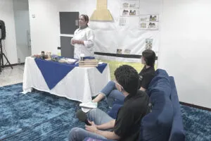 Docente orientando catedra de la felicidad y el buen vivir