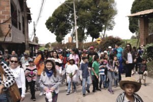 Niños participando en la cabalgata con caballitos de palo en el festival de cometas
