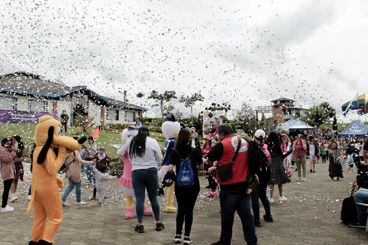 Fotografía del recibimiento, en el campus de la UCN a los niños que participaron en la cabalgata con caballitos de palo. 