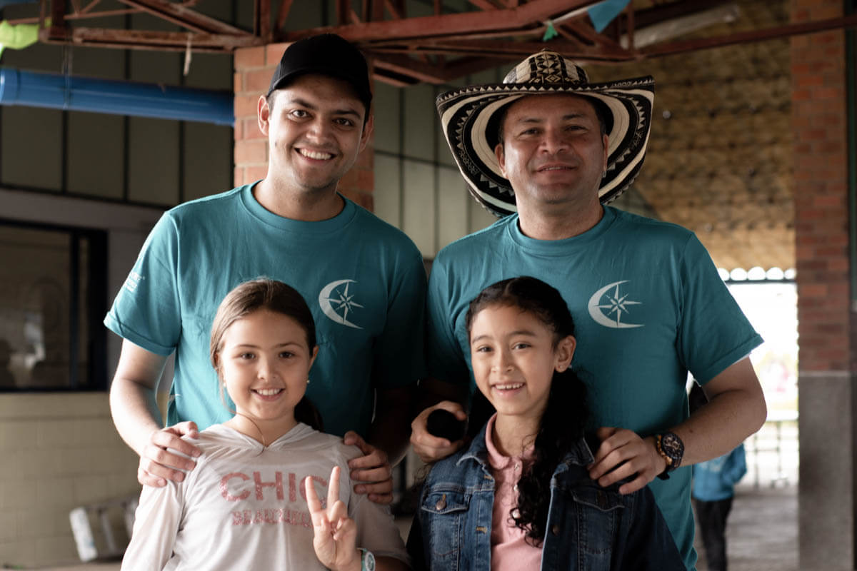 Fotografía del rector Pbro. Eduin Salazar con algunos participantes del festival de cometas.