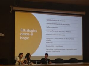 Fotografía de entrega de informes académicos programa primaria incluyente
