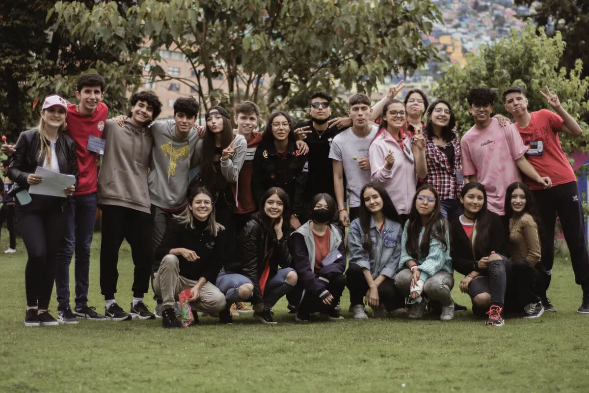 Imagen de docentes y estudiantes reunidos