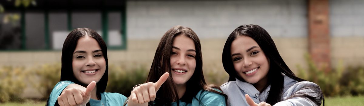 Imagen de estudiantes del Cibercolegio