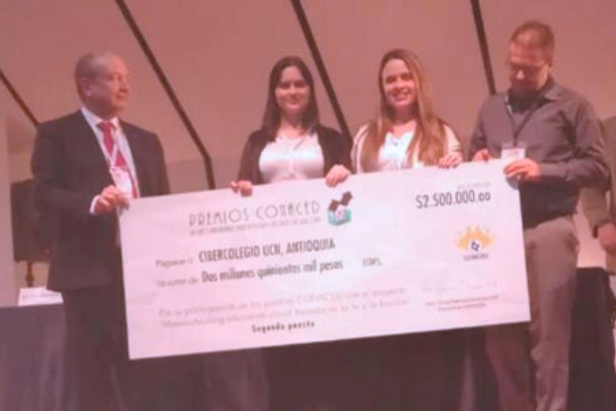 Equipo del Cibercolegio UCN recibiendo el premio CONACED
