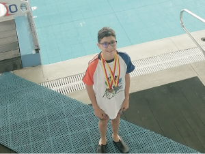  estudiante Samuel Bulla Rincón en la piscina donde realizó la competencia deportiva 