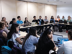  grupo de docentes reunidos en mesa trabajando 