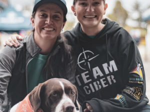 Grupo de participantes del festival con sus mascotas