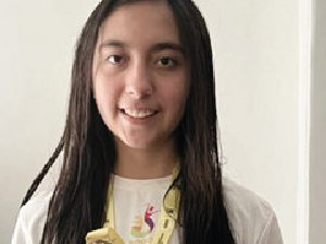 La estudiante Sra Lucia Gómez con su medalla de oro
