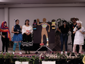  Grupo de docentes de primaria en la presentación de su proyecto.