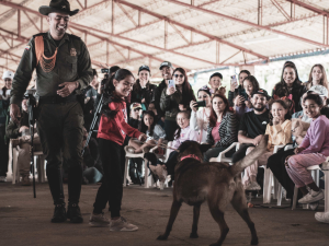 Demostración de la policia en el festival de mascotas