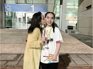 La estudiante Sra Lucia Gómez con su madre