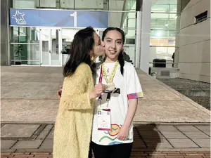 La estudiante Sra Lucia Gómez con su madre