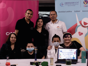 Grupo de estudiantes, familias y docentes de resilientes.