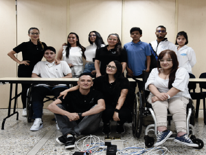 grupo de estudiantes y docentes de primaria incluyente en una formación de investigación