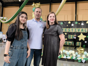  En el VI Festival de talentos Juanita Villa y el Coordinador de calidad del Cibercolegio UCN Juan Diego Serna