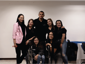  Equipo de trabajo Resilientes junto a los estudiantes próximos a graduarse.