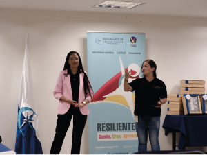  Docente y psicóloga del programa Resilientes brindando unas palabras a todos los presentes. 