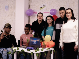 grupo de estudiantes, familia y docentes del programa de primaria incluyente que participaron de la feria Cibersorprende