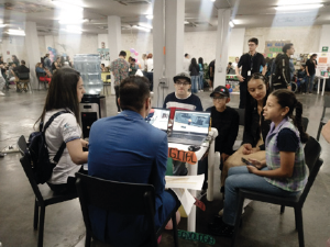 grupo de estudiantes del programa de primaria incluyente que participaron de la feria Cibersorprende