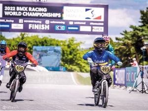 Thomas Martínez en compentencia de BMX