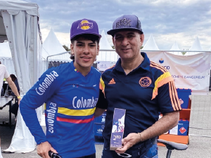 Thomas Martínez en compañía de una persona posando con su premio por el segundo puesto.