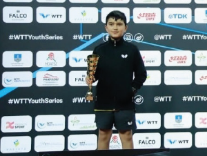 Estudiante Emanuel Otálvaro con su premiación