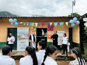 Los sacerdotes Pbro. Eduin Salazar y Pbro. Diego Rendón en la celebración de apertura del nuevo centro aprende