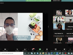 Momento en el que el nutricionista realiza su participación en en la transmisión de la orientación vocacional