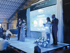 Ganadora de excelencia administrativa del Cibercolegio recibiendo su premiación