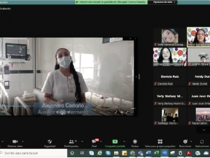 La enfermera compartiendo su experiencia profesional