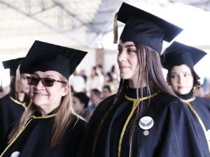 dos graduados en el momento de la ceremonia