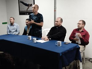 mesa de directiva hablando en la reunión.