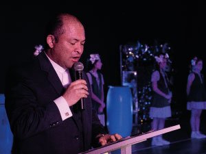 El rector, padre Eduin en su participación de los grados del programa resilientes