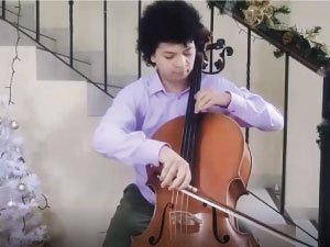 estudiante realizando la presentación artística en el chelo