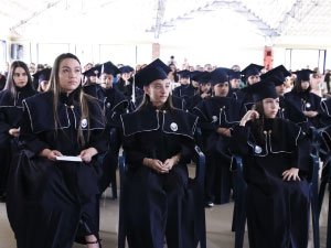 niños de primaria graduados en el momento de la ceremonia