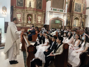 El padre Eduin en el momento de la celebración de la Eucaristía en Bogotá