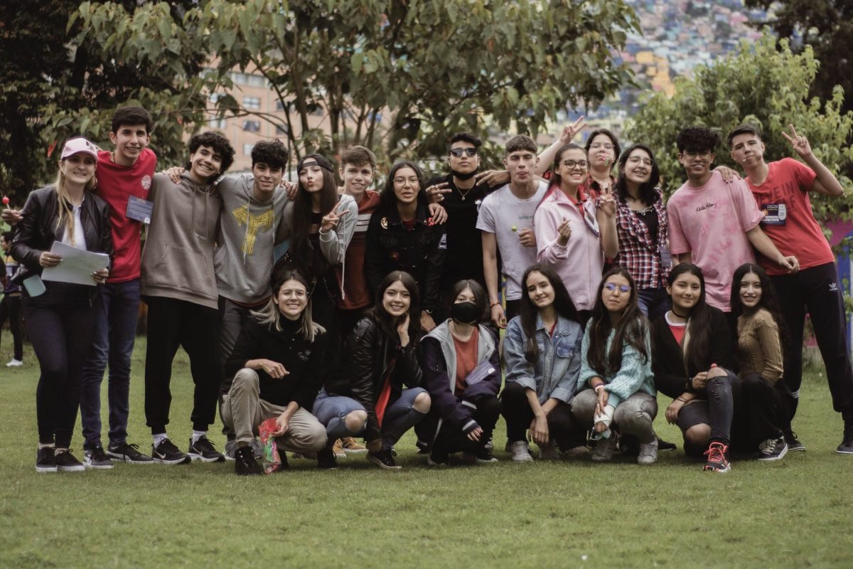 grupo de estudiantes participantes de la convivencia en bogota con la asistente de coordinación académica