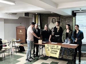 Docentes eligiendo representante