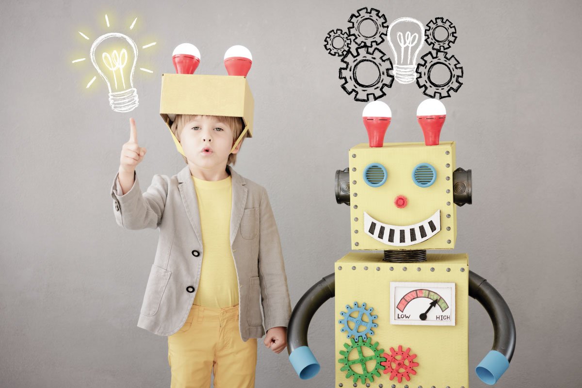 niño en proceso de innovación, con un robot a lado