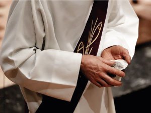 Manos de padre con ceniza