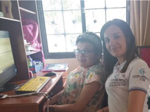 Profesora y estudiante trabajando